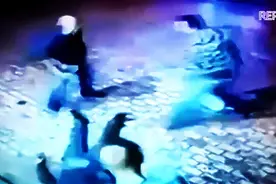 两壮男街头找麻烦，老人左右开弓一拳一个极速KO图片
