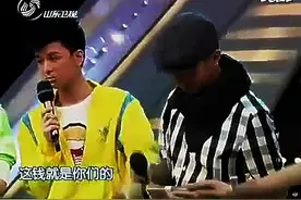 男嘉宾节目上现场装B，现场挨揍，现场直播图片