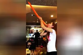 美女口吞气球魔术！惊呆了图片