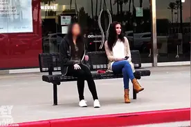 光天化日下，美女把钱包掉在路人面前，他们会有什么反应？图片