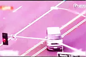 震惊！美国大妈开挂单挑7辆警车！中途下车挑衅霸气侧漏！图片
