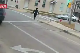 还好遇上好心司机！小孩光脚路边奔跑找妈妈视频封面