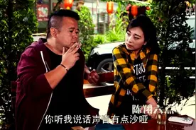 美女对男子说，你抽烟怎么一个鼻孔出气呢