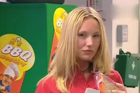 国外女子扮演收银员，恶搞顾客，这下好看了视频封面