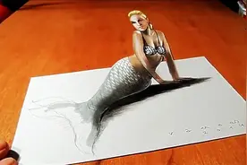 他一笔一笔的在纸上画美人鱼，看到最后的成品，简直令人难以置信图片