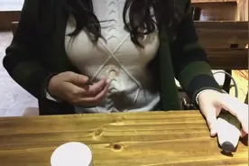 吃饭时衣服沾上油污怎么办？只需抹点这个，轻松洗净视频封面