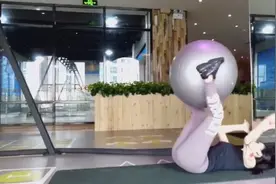 熊猫TV是朕啊用瑜伽球做腿部锻炼