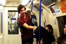 老外就是牛，地铁上都能恶搞图片