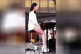 韩国美女雅研玩架子鼓视频封面