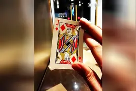 回旋飞牌魔术教程，原来这么简单，巨简单上手去泡妞！图片
