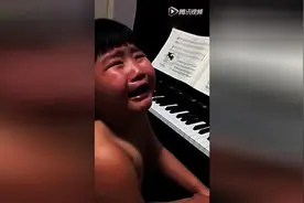 小男孩学钢琴学哭了，太苦太累还不喜欢，父母还逼着学！图片