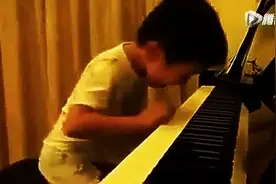 4岁萌娃钢琴神技能，全程高能二十五秒亮炸了！这手速怎么练的？图片