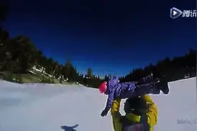 双胞胎小萝莉跟着爸爸学滑雪，果然父女在一起最会玩！真的萌哭了图片