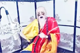 直播和尚听着舞曲跳着舞！太会玩了！图片