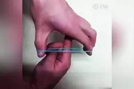 皮筋套指魔术教程入门级，泡妞新技能轻松get！图片