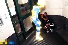 外国小伙扮龙珠恶搞路人 最后一个路人亮了图片