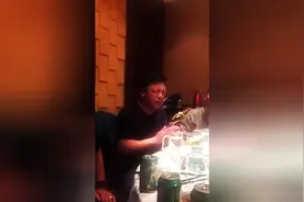 酒桌上的摇滚大叔，情不自禁嗨起来！图片