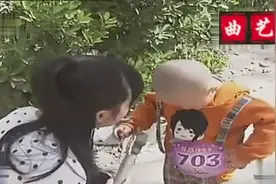 山东小孩上台表演前，竟然在场外小便，被抓住后还不忘再抖一抖