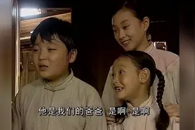 四个孩子看天送在烧饭不敢相信，求证心兰后开心的和爸爸玩起摔跤