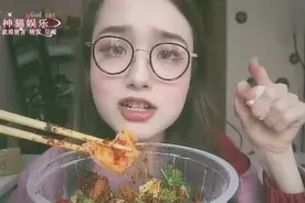 哎呦阿尤：吃杨国福麻辣烫，竟然放了6罐辣椒酱，屁股不疼吗？视频封面