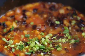 美女小姐姐教你制作莜面窝窝，浇上臊子，看着就让人欲罢不能！