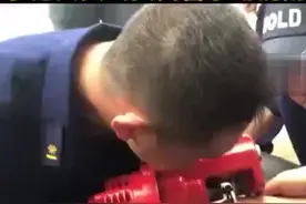 喂？119吗？我110帮我们开下锁😂嫌疑人手上铁铐失灵#民警求助消防开手铐 #107头条 @抖音小助手视频封面