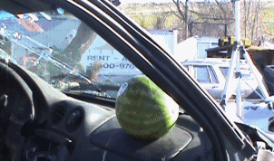 安全气囊也会伤人，因为……有炸药！