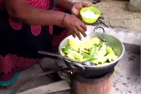 印度人采摘新鲜的青芒果，用洋葱和辣椒面炖一锅，好吃吗？视频封面