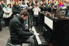 小哥钢琴演奏《加勒比海盗》真是太酷了，听完就沦陷了