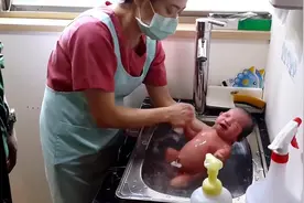 专业妇产科护士讲解如何给新生儿女宝宝洗澡，言简意赅句句重点！
