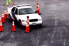 说考驾照难的，进来看人家警校驾照是怎么考的，驾校教练都懵了视频封面