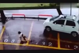 内地的人也来感受一下台风的威力吧，实拍女子被吹跑电瓶车飞起来