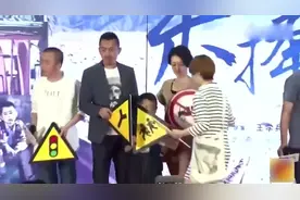 马伊琍全家旅行归来幸福美满，小女儿求抱抱超萌，文章有福了视频封面