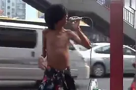 《偏偏喜欢你》残疾流浪歌手街头卖唱视频封面