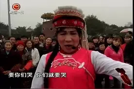 六十岁老头穿高跟鞋化妆，自夸长得很漂亮视频封面