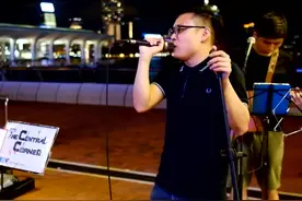 街头乐队组合翻唱侧田单曲《Kong》，一群人很温馨