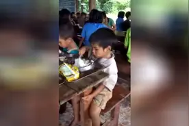 看看贫困山区孩子的午餐，应该铭记勤俭节约！视频封面
