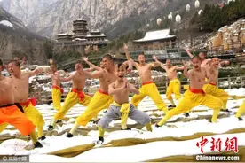 河南少林武僧雪地习武练功 赤膊上阵不惧严寒图片