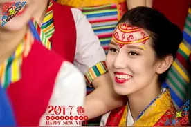 西藏航空空姐勾绘“吉祥妆面”迎藏历新年图片
