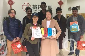 歪果仁试吃地道麻辣小面 个个都是表情包图片