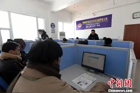 四川阿坝开设机动车驾驶证藏文理论考试 圆藏区民众“驾考梦”图片