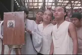 这个就是最早的录像机，用手摇来录制视频的