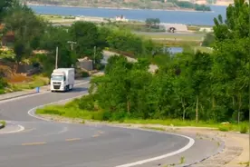 老司机教你上坡如何正确驾驶！#抖音小助手 #驾驶 #驾驶技巧 #重汽卡车 #汕德卡