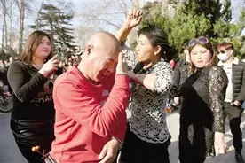 郑州人民公园“尬舞”爆红 网友：看完好尴尬(组图)图片