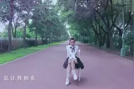 袁哲演唱《姑娘想嫁人》姑娘想嫁人 给我一个吻 哪天赶得寸 碰个视频封面