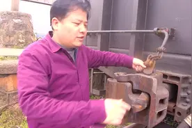 农村小伙去看货运火车，走进一看，一节车厢就能装60吨货！