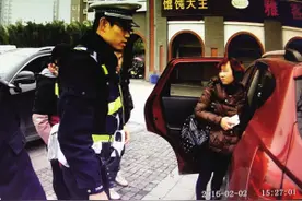 醒来不见妈妈 3岁男童从后备箱“出逃”图片