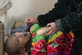 82岁老母亲如保姆般照顾病儿57年图片