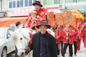 新郎骑白马新娘坐花轿 乐清这对情侣的婚礼古色古香图片
