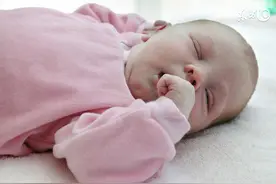 致新手爸妈：趁着孩子刚出生，先教他们怎么自己睡觉吧，长大晚了图片